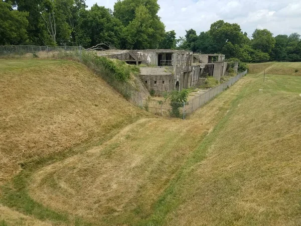 Large Depression Valley Green Grass Outdoor Abandoned Cement Structure — Stock Photo, Image