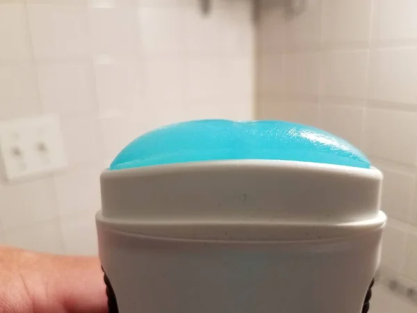 Met Een Buis Blauwe Deodorant Een Badkamer — Stockfoto