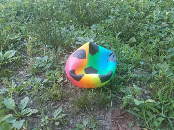 Ein Entleerter Oder Flacher Bunter Fußballball Auf Schmutz Und Gras — Stockfoto