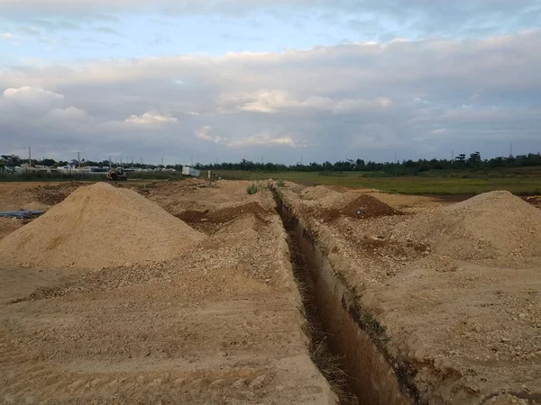 Tranchée Profonde Chemin Creusé Dans Terre Sur Chantier Construction — Photo