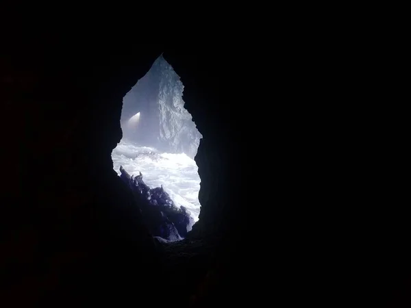 Dans Une Grotte Sombre Regardant Des Otaries Avec Eau Mer — Photo