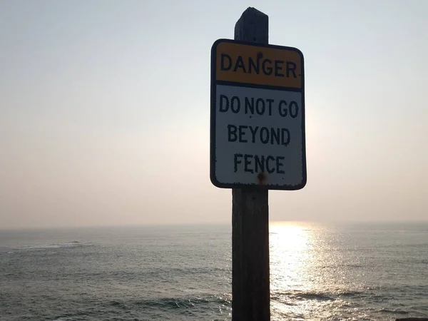 Gefahr Geht Nicht Über Zaunschild Und Meer Hinaus — Stockfoto