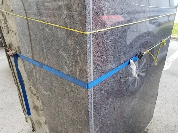 Поврежденный Изношенный Камень Цементный Столб Колонна Веревкой — стоковое фото