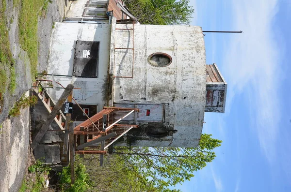 Edifício Cilíndrico Abandonado Ruínas Com Manter Fora Sem Sinais Invasão — Fotografia de Stock