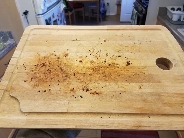 Mano Sosteniendo Tablero Corte Madera Sucia Con Comida Cocina — Foto de Stock