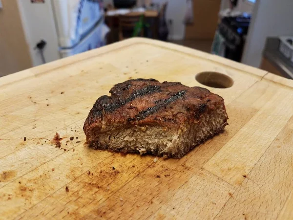 Mão Segurando Placa Corte Madeira Com Carne Bife Cozinha — Fotografia de Stock