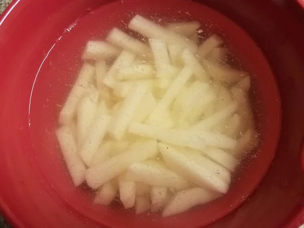 Skära Potatis Pommes Frites Blötläggning Saltvatten Röd Behållare Eller Skål — Stockfoto