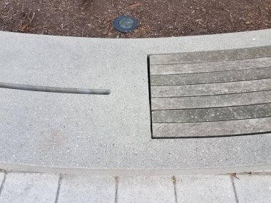 Kahverengi ahşap işlemeli kavisli gri çimento bank