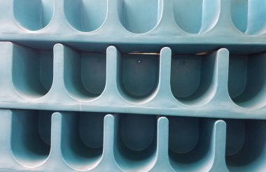 Ayakkabı yerleştirmek için çok sayıda yeşil plastik bölme deliği