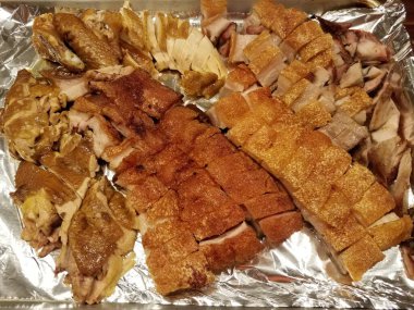 Çıtır çıtır Çin domuzu ve tepside metal folyo.