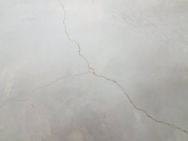 Gri ya da beyaz beton zeminde uzun çatlaklar