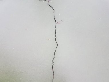Islak yüzeyde uzun bir çatlak ya da hasar