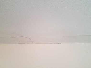 Alçıpan tavanında çatlak ve sızıntı var.