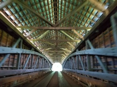 Metal destekli ahşap köprünün sonundaki ışık