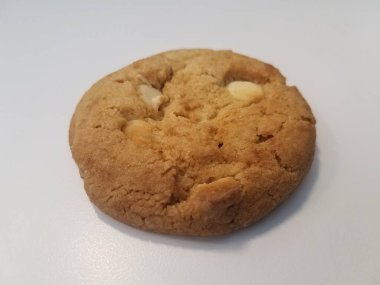 Beyaz bir yüzeyde Macadamia fındıklı kurabiye.