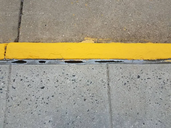 Yellow Paint Cement Curb Sidewalk — Stock Photo, Image