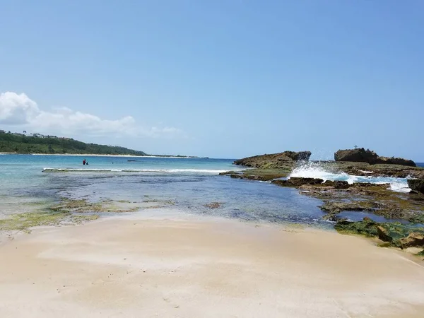 Gente Vadeando Agua Una Cruz Una Playa Puerto Rico —  Fotos de Stock