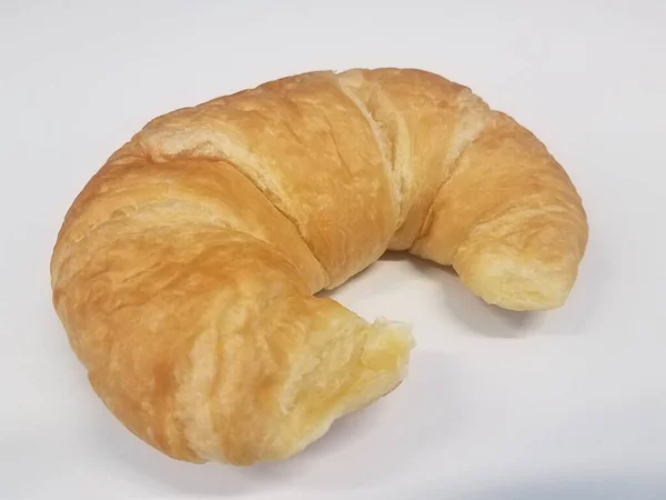 Soffice Croissant Snack Pane Superficie Bianca Sfondo — Foto Stock