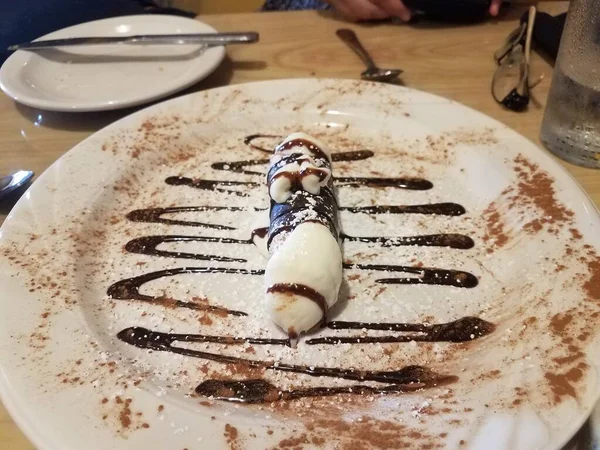 Вершковий Десерт Шоколадом Білій Тарілці Корицею — стокове фото