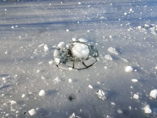 Zamarznięta Woda Lodem Śniegiem Oraz Krater Jeziorze Lub Stawie — Zdjęcie stockowe