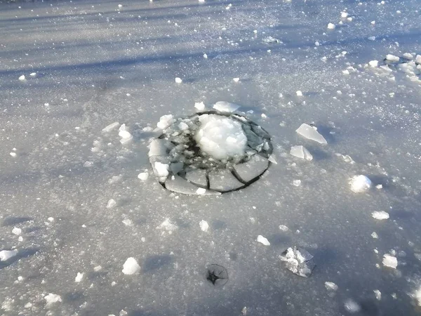 Fryst Vatten Med Och Snö Och Krater Sjö Eller Damm — Stockfoto