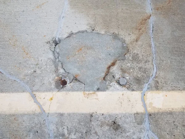 Risse Und Beschädigter Grauer Zement Auf Parkplatz Repariert — Stockfoto