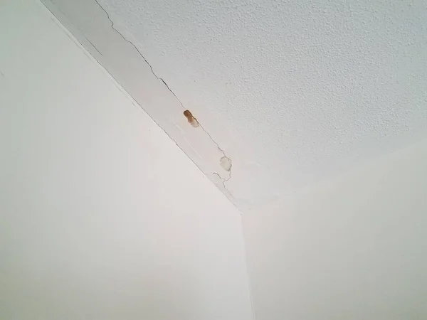 壁の天井に亀裂や漏れがあり — ストック写真