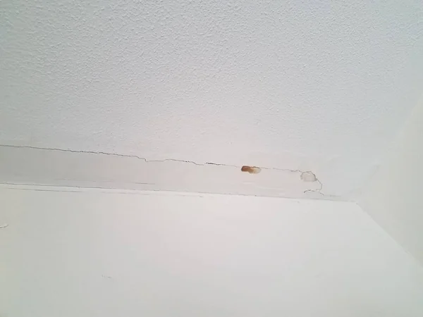 壁の天井に亀裂や漏れがあり — ストック写真