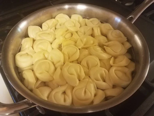 Τορτελίνια Ζυμαρικά Μαγείρεμα Βραστό Νερό Κατσαρόλα Στο Φούρνο — Φωτογραφία Αρχείου