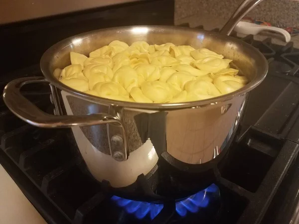 Tortellini Pasta Matlagning Kokande Vatten Gryta Spis — Stockfoto