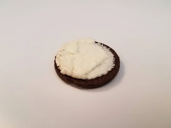 Zwart Koekje Met Witte Crème Vulling Wit Oppervlak Tafel — Stockfoto