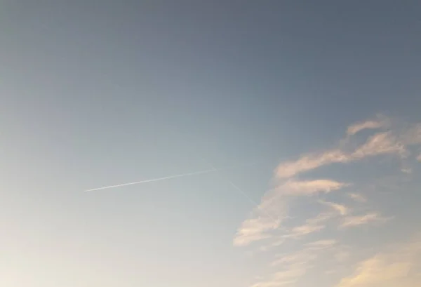 Rastro Aviones Cielo Azul Con Nubes Forma Cruz — Foto de Stock