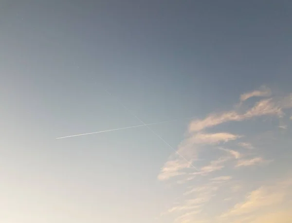 Kondensstreifen Oder Flugzeugspuren Blauen Himmel Mit Wolken Kreuzender Form — Stockfoto