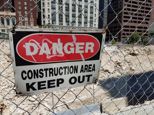 セメント 危険標識 金属チェーンリンクフェンスの建設エリア — ストック写真