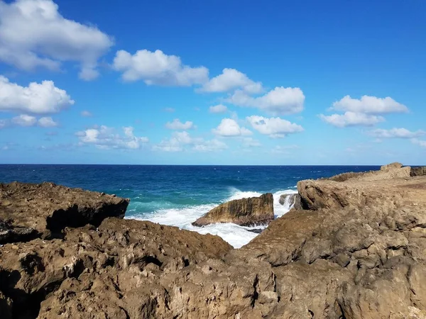 Sabela Porto Riko Dalgaları Olan Kayalık Kıyılar — Stok fotoğraf