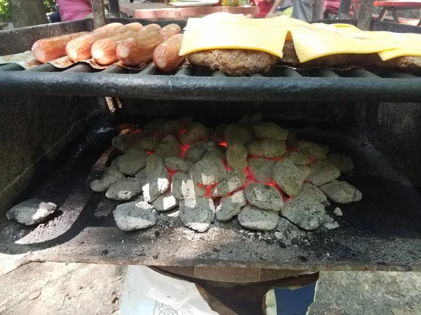 Brasas Brillantes Calientes Fondo Una Parrilla —  Fotos de Stock