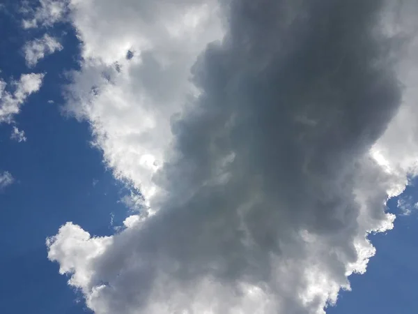 Grote Witte Zwarte Grijze Wolk Blauwe Lucht — Stockfoto