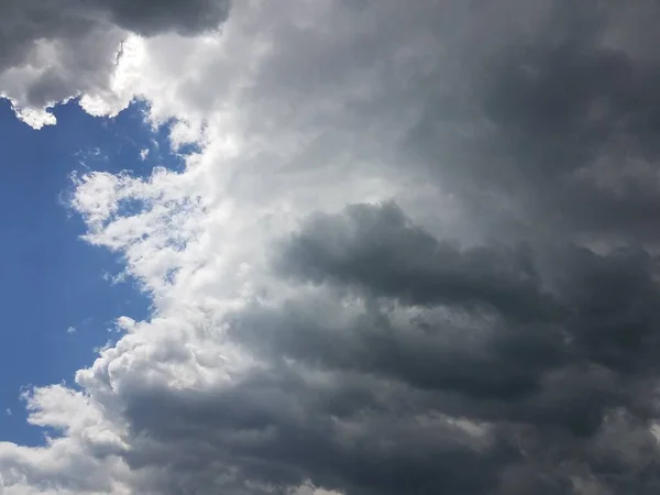 Grote Witte Zwarte Grijze Wolk Blauwe Lucht — Stockfoto