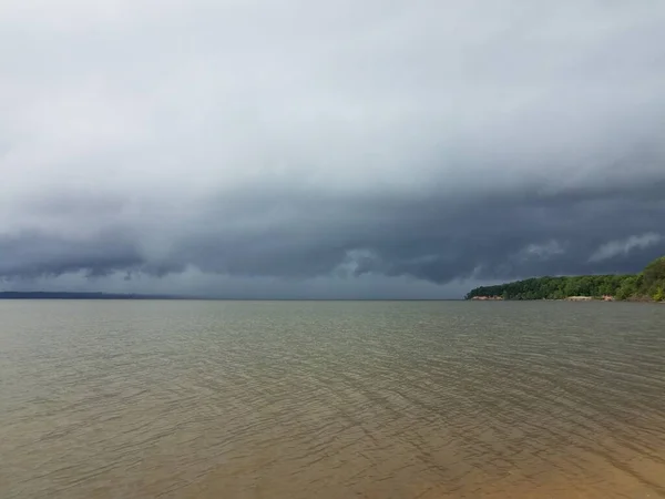 Дождевые Облака Образующиеся Над Спокойной Речной Водой Вблизи Берега — стоковое фото