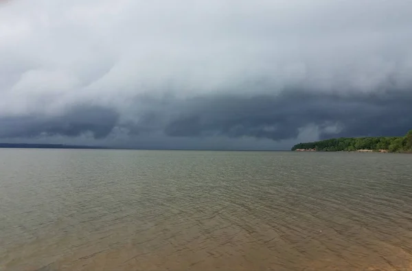 Regenwolken Bilden Sich Über Ruhigem Flusswasser Ufernähe — Stockfoto