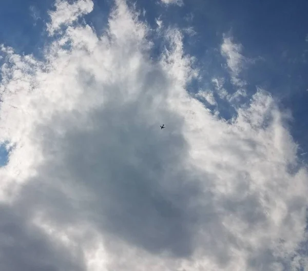 Una Gran Nube Con Diminuto Avión Cerca Ella — Foto de Stock