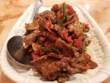 Tabakta hayalet biberli Çin baharatlı biftek