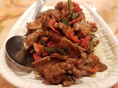 Tabakta hayalet biberli Çin baharatlı biftek