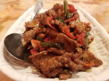 Tabakta hayalet biberli Çin baharatlı biftek