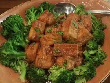 Yeşil brokoli ve soslu kahverengi Çin tofusu.