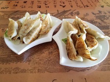 Masada Çin usulü kızarmış hamur köftesi.