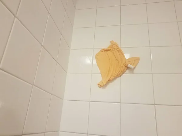 Oranje Doek Wasdoek Geplakt Badkamer Douche Tegels — Stockfoto