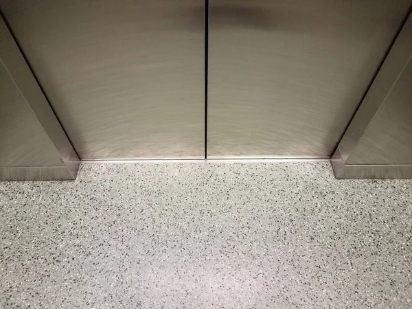 Κλειστές Μεταλλικές Πόρτες Ασανσέρ Μαύρο Και Άσπρο Πάτωμα — Φωτογραφία Αρχείου