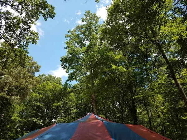 Carpa Circo Rojo Azul Aire Libre Con Árboles — Foto de Stock