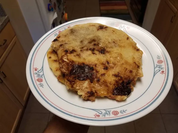 Große Tortilla Mit Käse Auf Weißem Teller Der Küche — Stockfoto